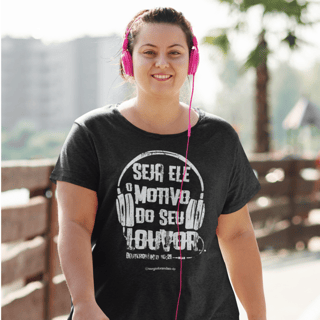 Camiseta feminina Plus Size - Seja ele o motivo do seu louvor