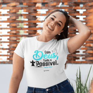 Camiseta feminina Plus Size - Com Deus tudo é possível