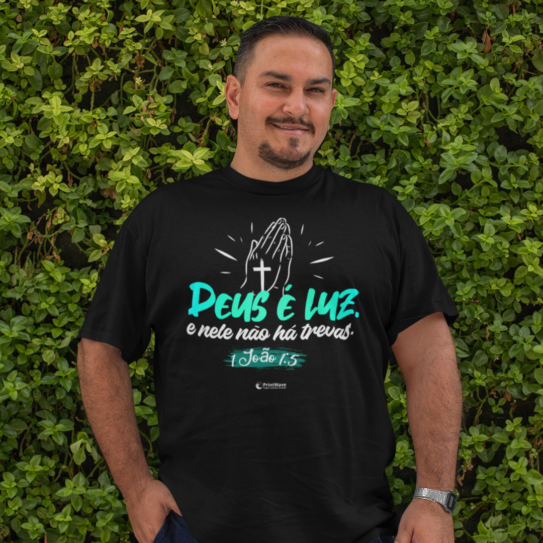 Camiseta masculina Plus Size - Deus é luz e nele não há trevas