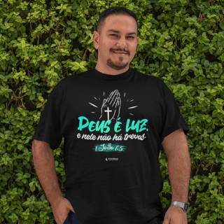 Camiseta masculina Plus Size - Deus é luz e nele não há trevas