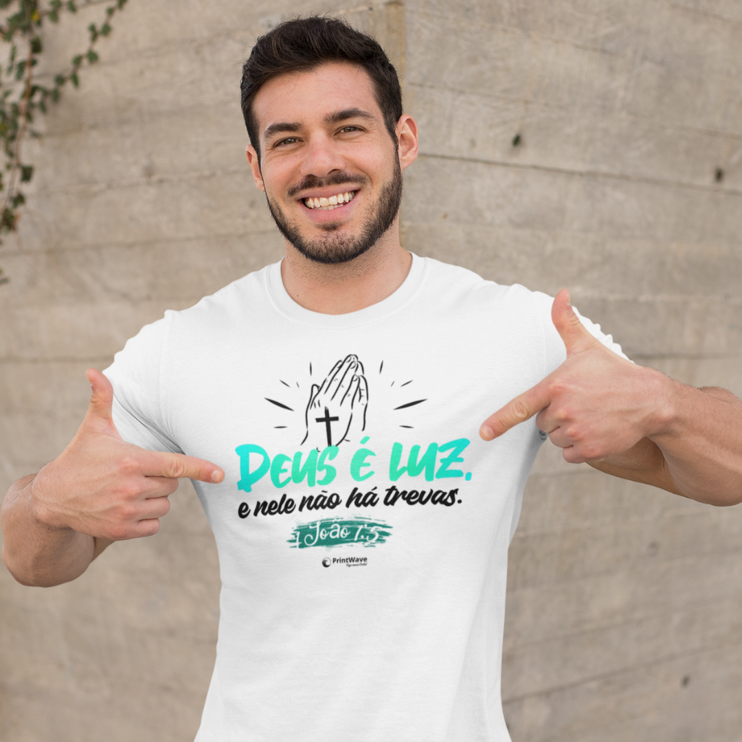 Camiseta masculina - Deus é luz e nele não há trevas