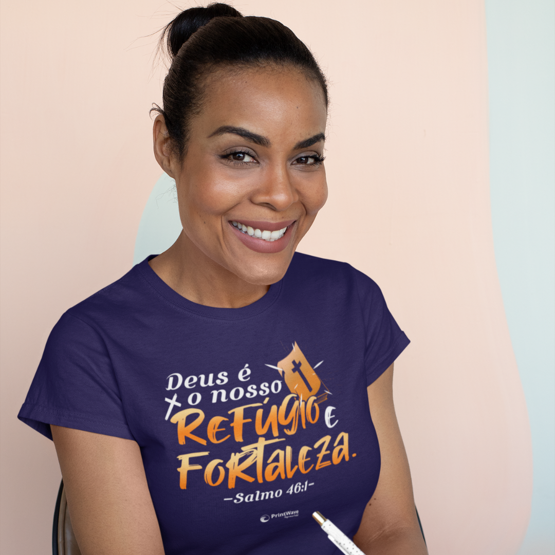 Camiseta feminina - Deus é o nosso refúgio e fortaleza