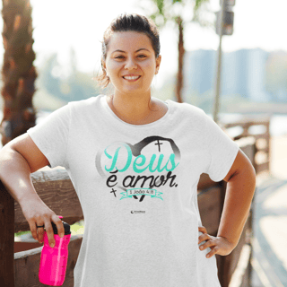 Camiseta feminina Plus Size - Deus é amor