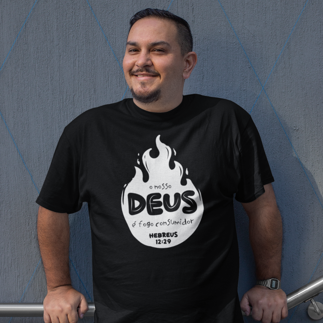 Camiseta masculina Plus Size - O nosso Deus é fogo consumidor