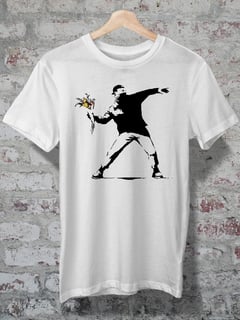 CAMISETA - BANKSY - LOVE IS IN THE AIR