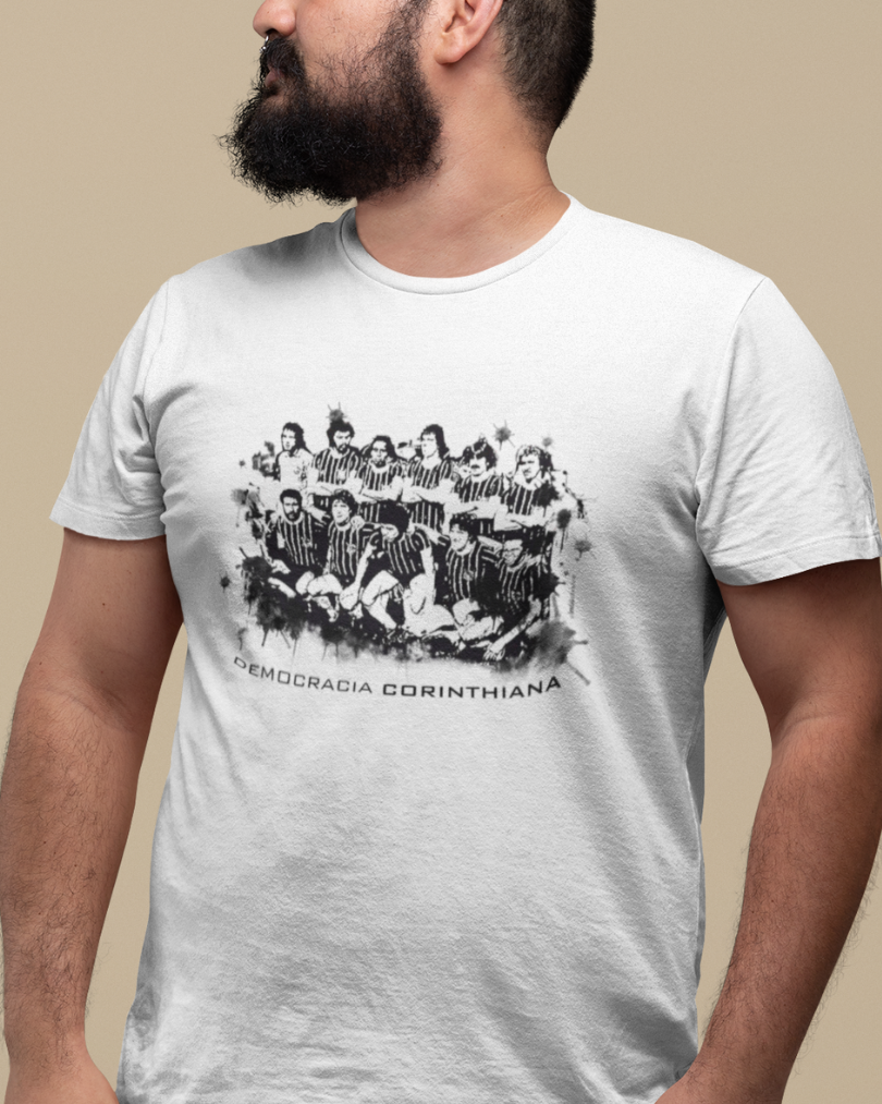 Nome do produto: CAMISETA DEMOCRACIA CORINTHIANA (Plus Size) - Corinthians
