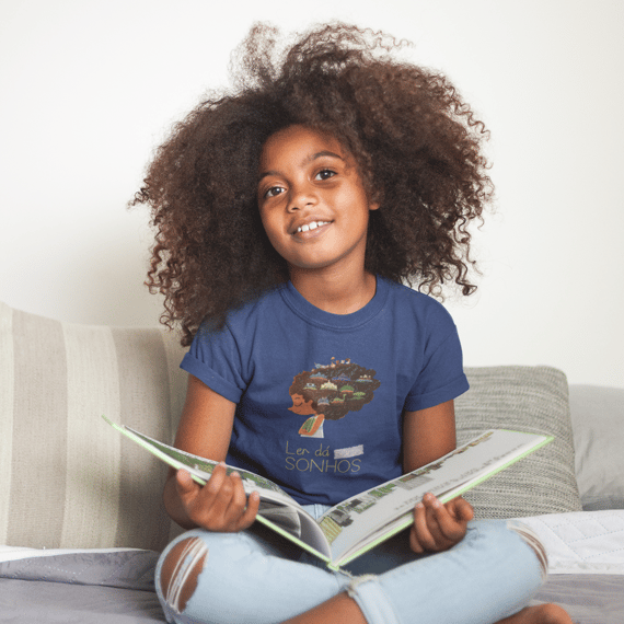 Camiseta infantil Ler dá sonhos