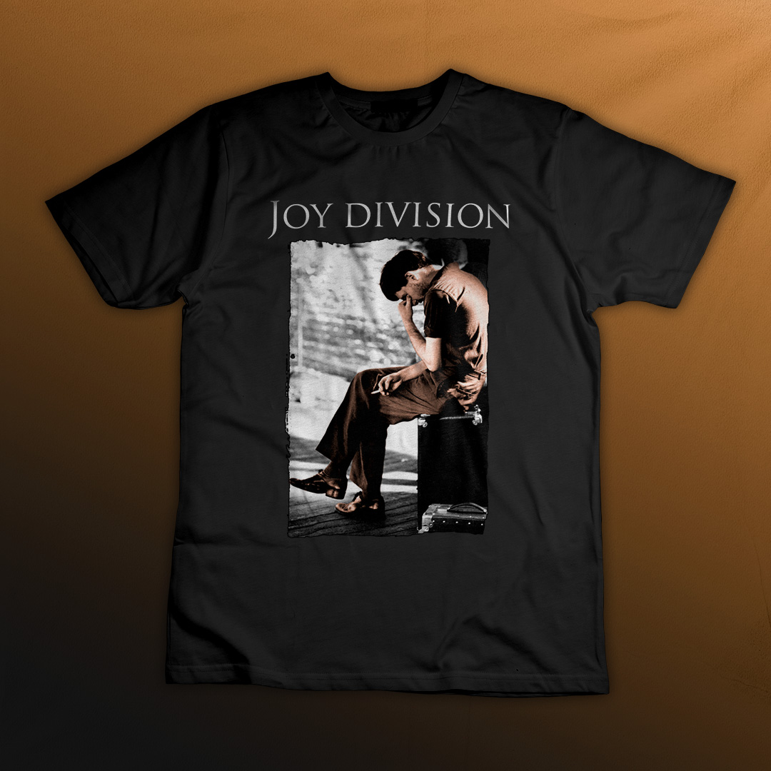 Nome do produto: Plus Size Joy Division - Ian Curtis - Logo Branco
