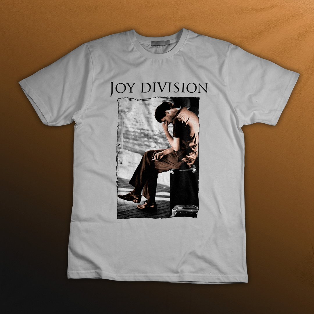 Nome do produto: Plus Size Joy Division - Ian Curtis - Logo Preto