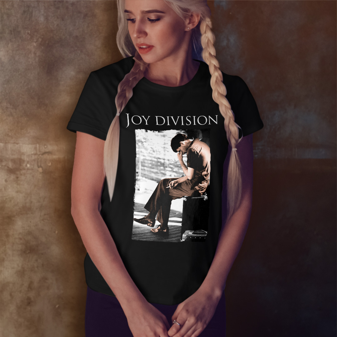 Nome do produto: Baby Look Joy Division - Ian Curtis - Logo Branco