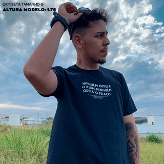 Nome do produto Camiseta Ninguém inveja o ruim ninguém... (FRENTE E COSTAS)