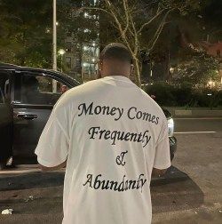 Nome do produto Camiseta Money Comes & abundantly