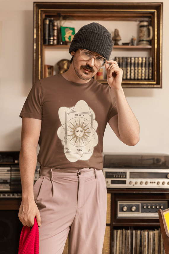 Camiseta Premium O SOL | Tarot Estelar | ÓRBITA®