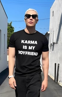 Nome do produto Camiseta Unissex - Karma Is My Boyfriend