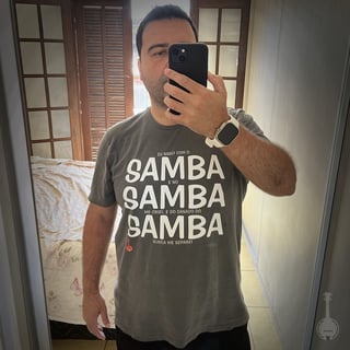 Nome do produto Camiseta Eu Nasci com o Samba e no Samba me Criei - Cinza Estonada