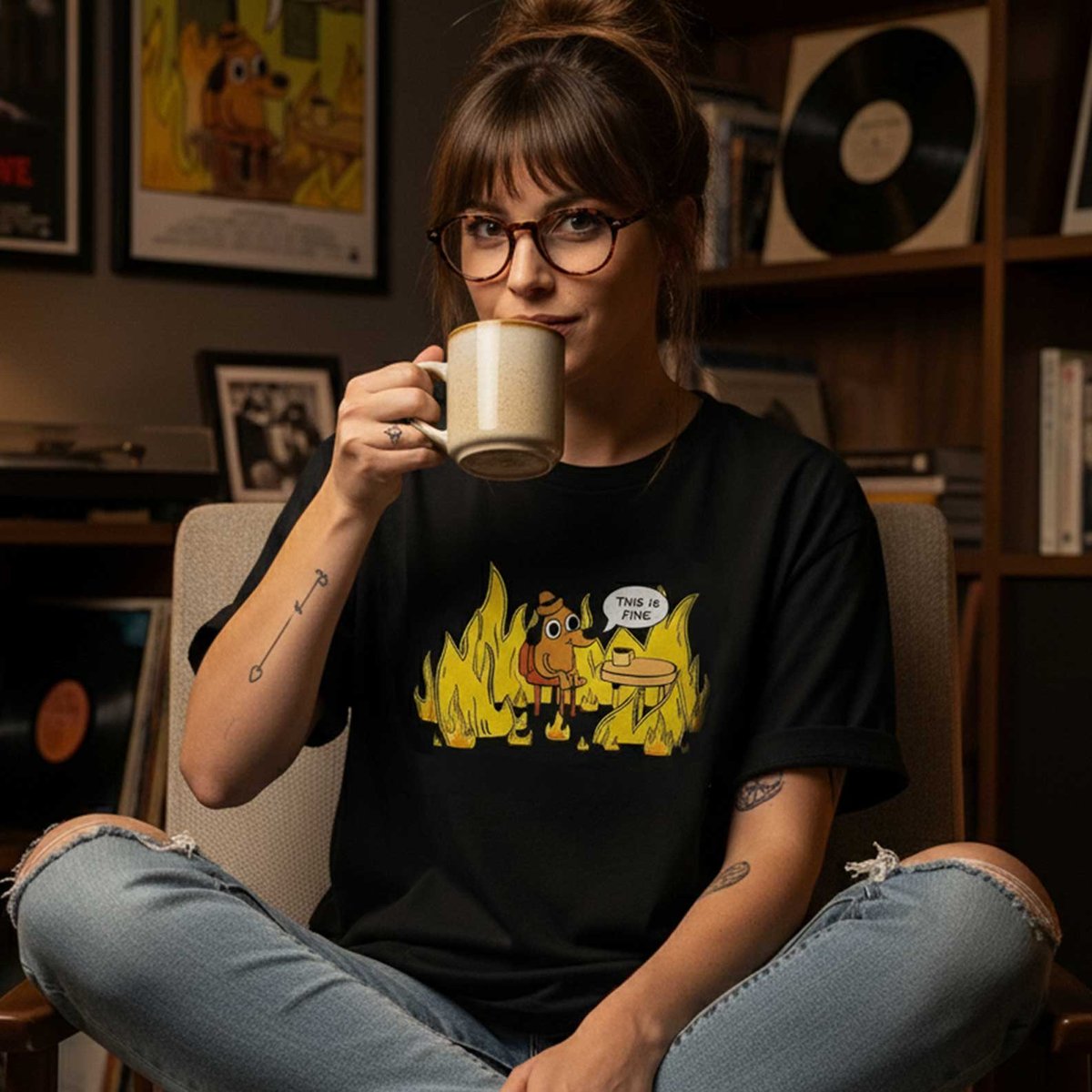 Nome do produto: Camiseta This Is Fine | Humor Irônico & Cultura Meme