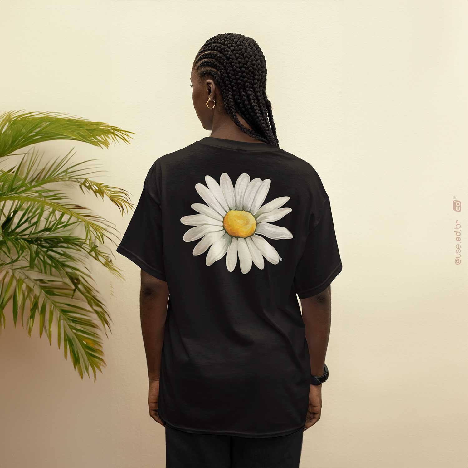 Bem me Quer - Camiseta Estampa Floral Bem me Quer Preta