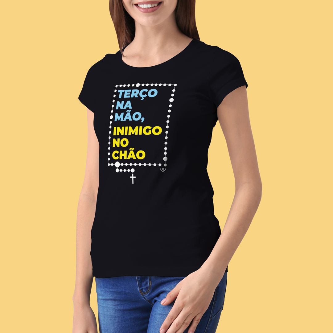 Nome do produto: Camiseta Terço na mão, Inimigo no chão Feminina