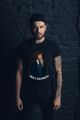 Nome do produto  Camiseta Frio e Calvinista (sem fundo branco)