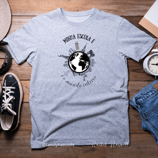 Camiseta masculina clara Minha escola é o mundo inteiro