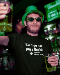 Camiseta de Boteco Eu digo não para bebida, mas ela não me ouve