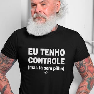 Camiseta Eu tenho controle, mas tá sem pilha