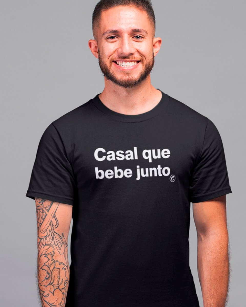 Nome do produto: Camiseta Casal que bebe junto permanece junto - Parte 01