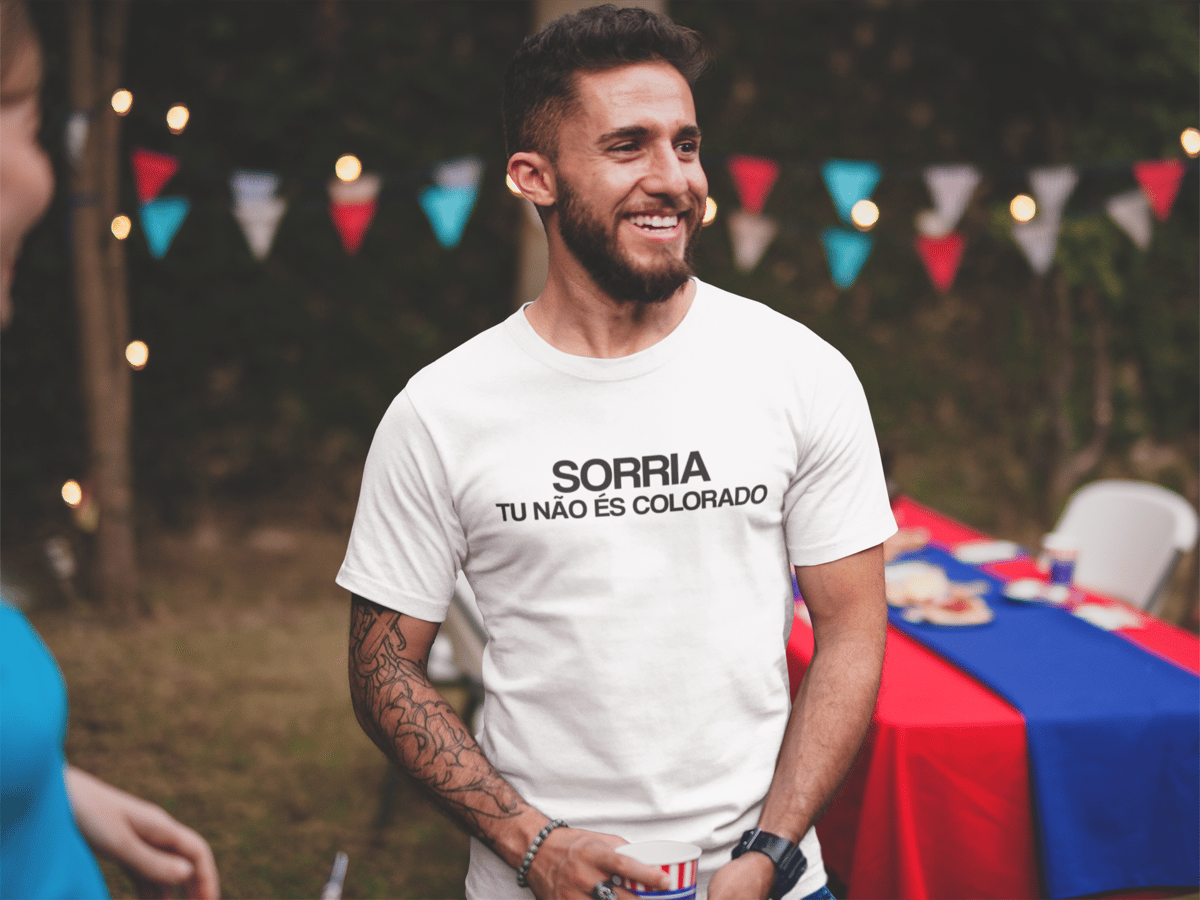 Nome do produto: Camiseta Sorria, tu não és colorado! - Estampa Preta