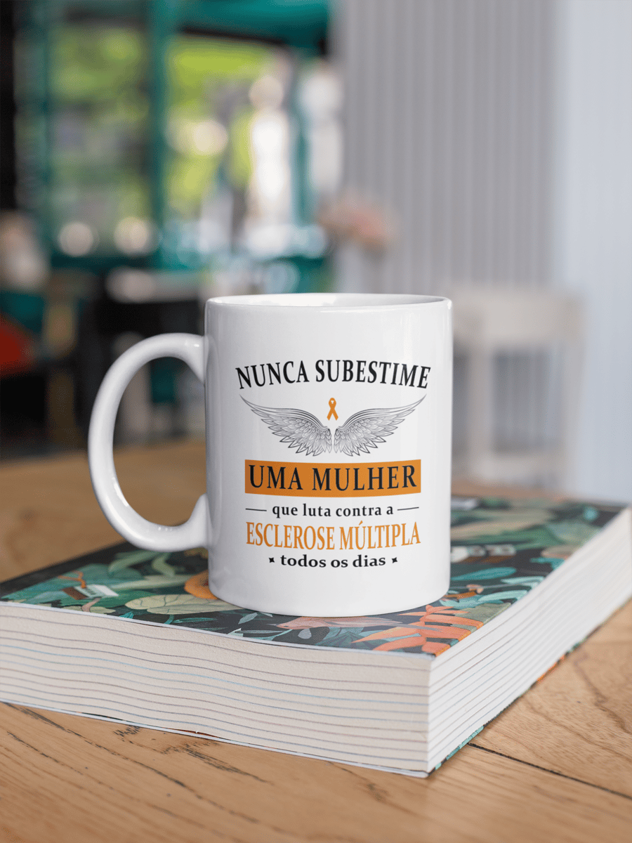 Nome do produto: Nunca subestime uma mulher -- Caneca Simples