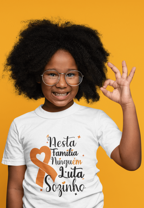 Nesta família ninguém luta sozinho -- Infantil Unissex Branca
