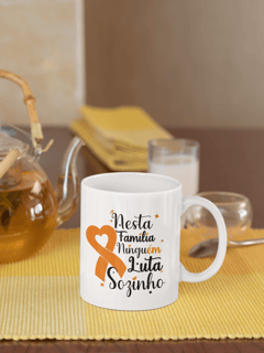 Nesta família ninguém luta sozinho -- V2 Caneca Simples
