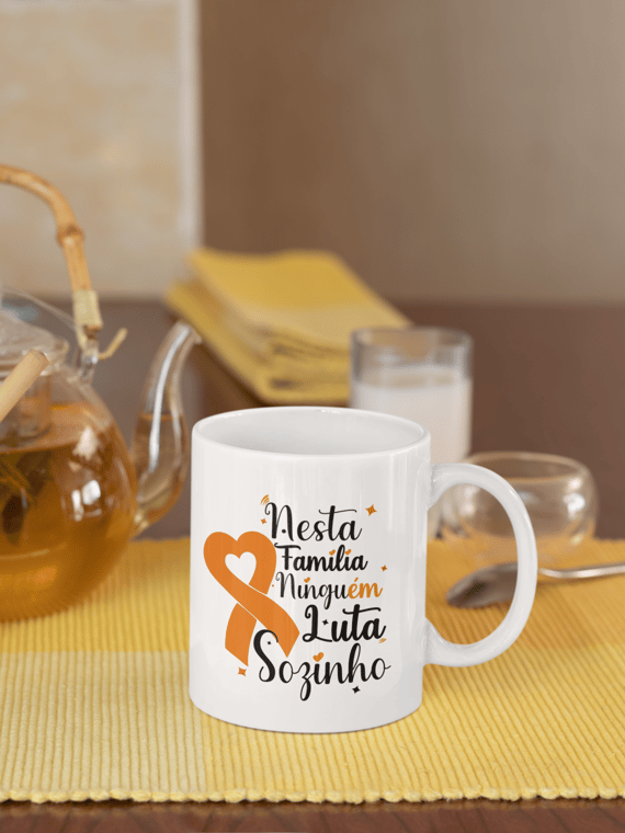 Nesta família ninguém luta sozinho -- V2 Caneca Simples