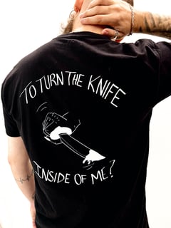 Nome do produto Camiseta Turn The Knife Estampa Frente e Costas