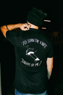 Nome do produto Camiseta Turn The Knife Estampa Frente e Costas