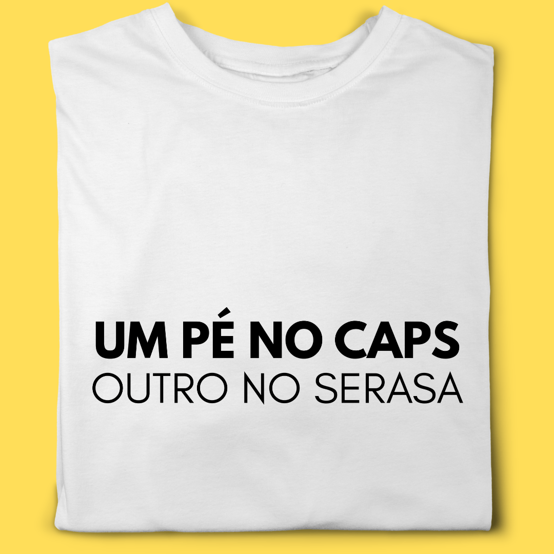 Nome do produto: Camiseta Um pé no caps outro no serasa