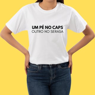 Nome do produto Camiseta Um pé no caps outro no serasa