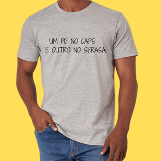 Nome do produto Camiseta Um pé no caps e outro no serasa