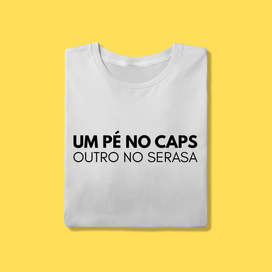 Nome do produto: Camiseta um pé no caps outro no serasa