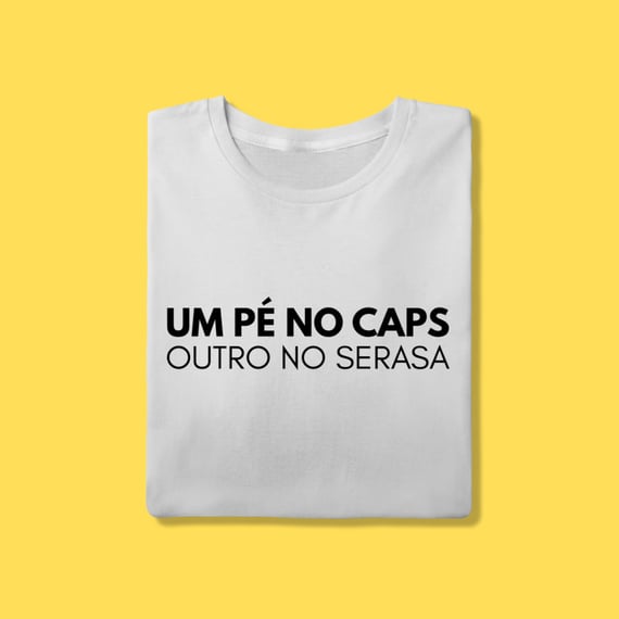 Camiseta um pé no caps outro no serasa