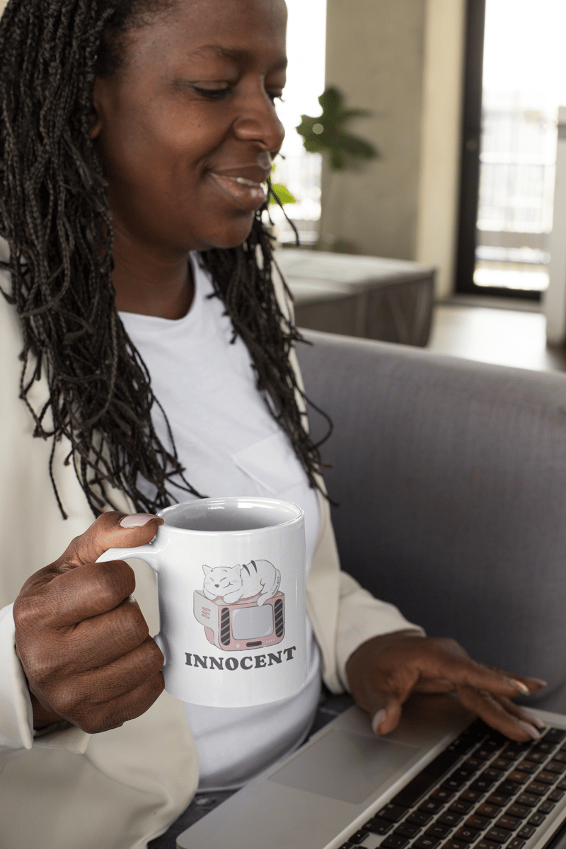 Nome do produto: CANECA PERSONALIZADA CRIATIVA EM CERÂMICA, 325ML C/02 LADOS,  CAT INNOCENT