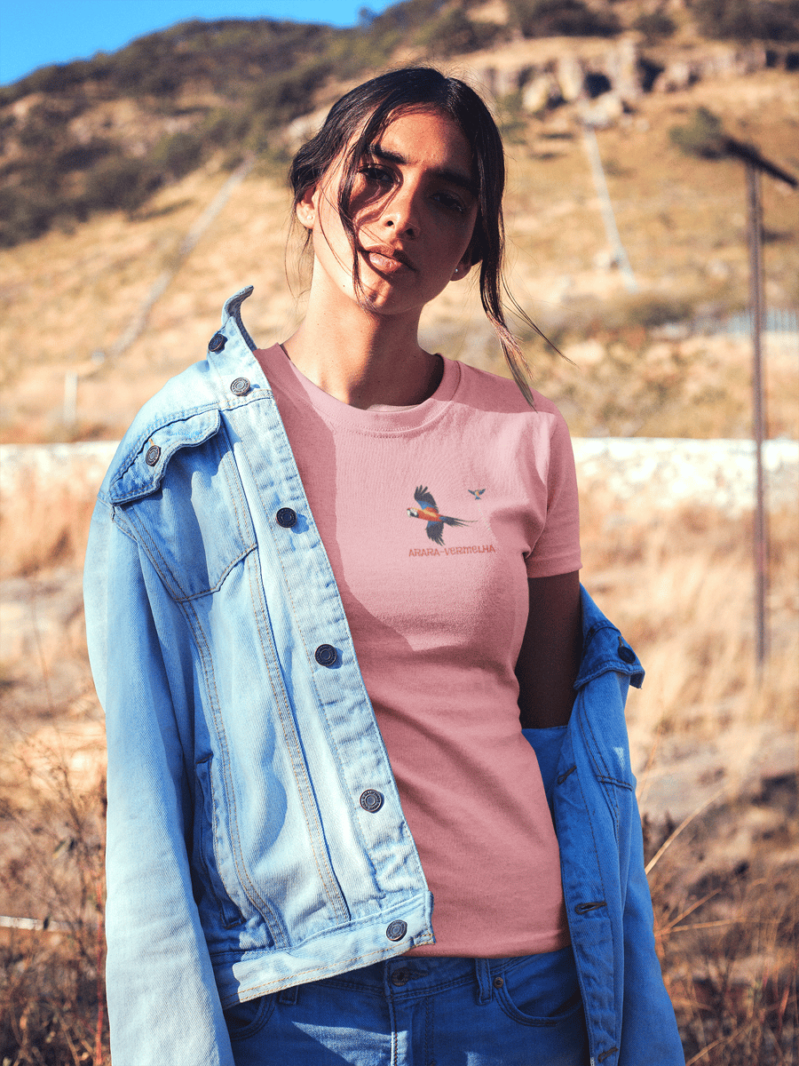 Nome do produto: Camiseta Arara-vermelha - Coleção Raiz - Feminina