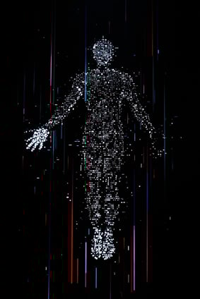 Boné QualityUma figura humana futurista pixelizada, inspirada em Michelangelo, com estilo pixel art, estética de glitch eletrônico, textura cibernética, pontos brancos brilhantes formando as mãos, pontilhismo digital, fundo preto escuro com textura s