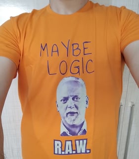 Camiseta Maybe Logic - Robert Anton Wilson (azul)