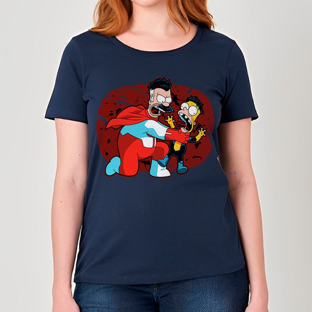 Omni-Man & Invencível em Os Simpson | Camiseta Feminina Nome do produto: Omni-Man & Invencível em Os Simpson | Camiseta Feminina
