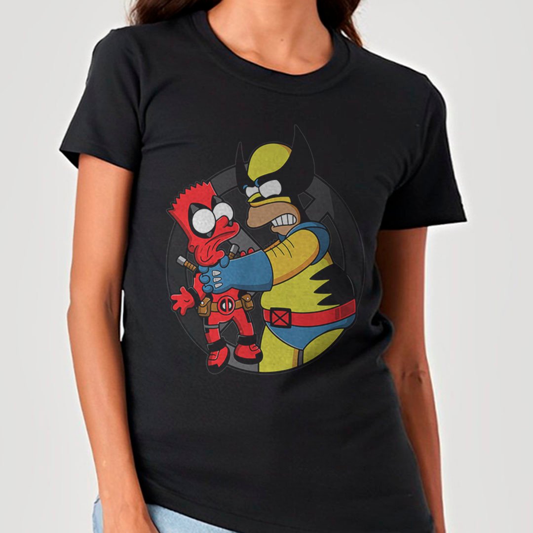Deadpool e Wolverine em Os Simpsons | Camiseta Feminina Nome do produto: Deadpool e Wolverine em Os Simpsons | Camiseta Feminina