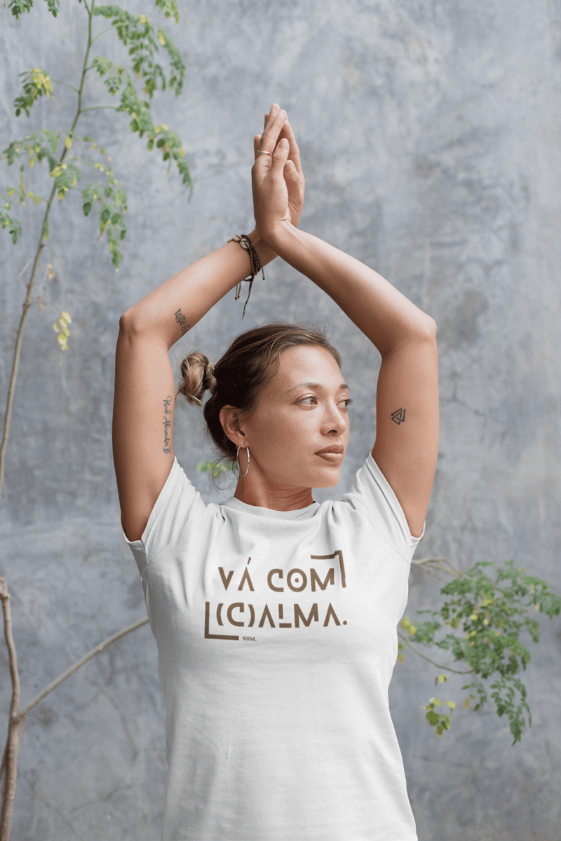 Nome do produto: Camiseta Baby Long Classic Vá com Calma