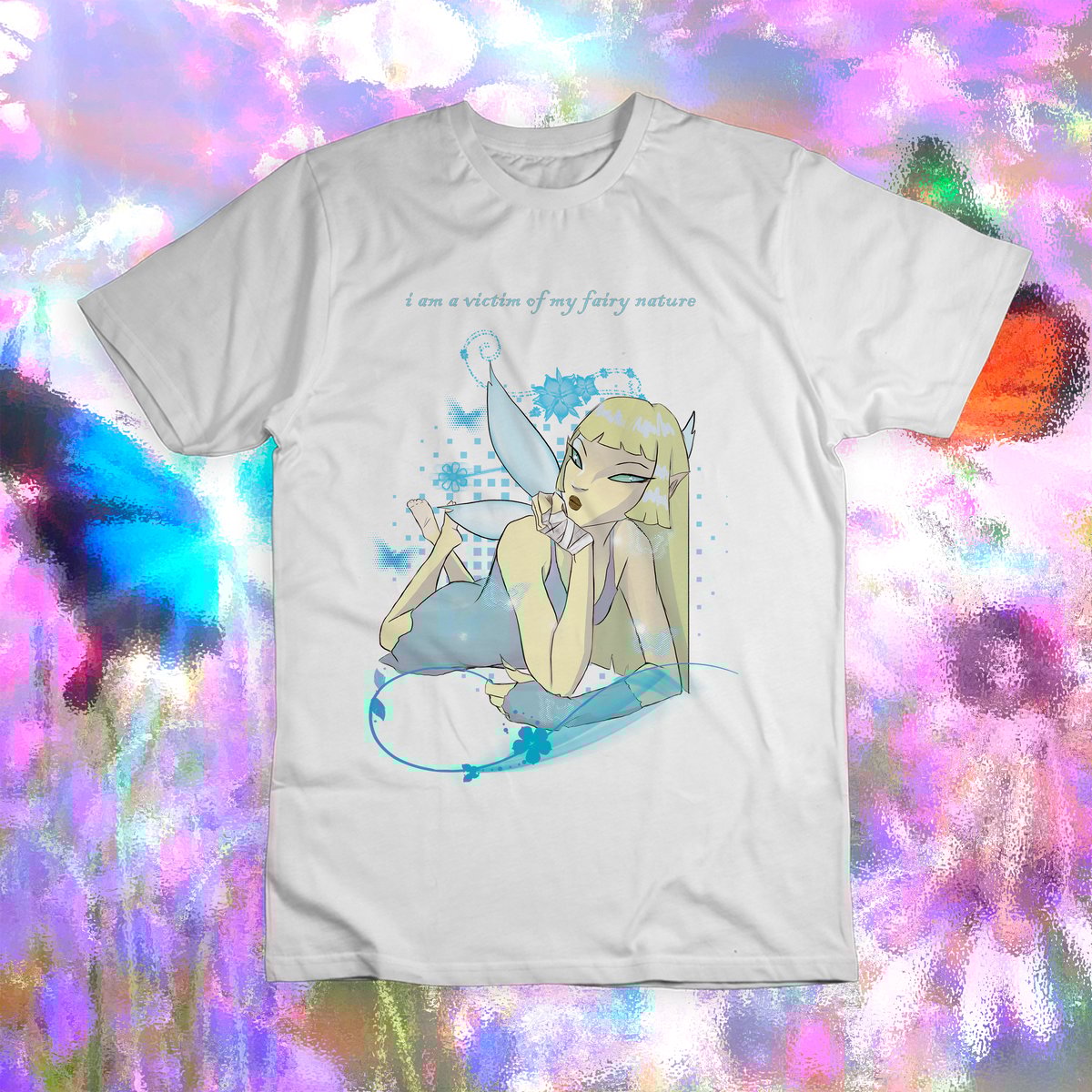 Nome do produto: Camiseta \'VÍTIMA DA MINHA NATUREZA FADA (versão fada azul)\'