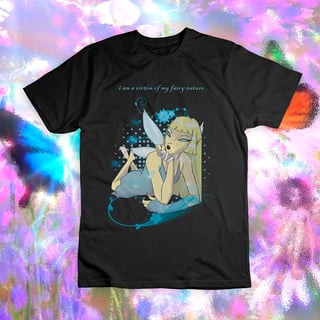 Nome do produto Camiseta 'VÍTIMA DA MINHA NATUREZA FADA (versão fada azul)'