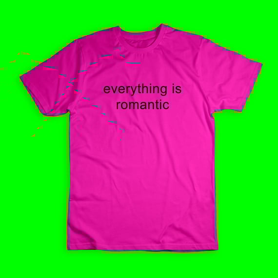 Camiseta 'CHARLI XCX - EVERYTHING IS ROMANTIC'