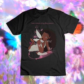 Nome do produto Camiseta ' VÍTIMA DA MINHA NATUREZA FADA (versão fada rosa)'